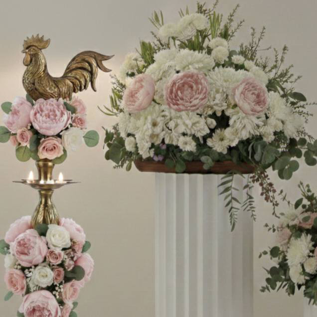 Luxury Gold Arch & Fluted Plinth Floral Set
