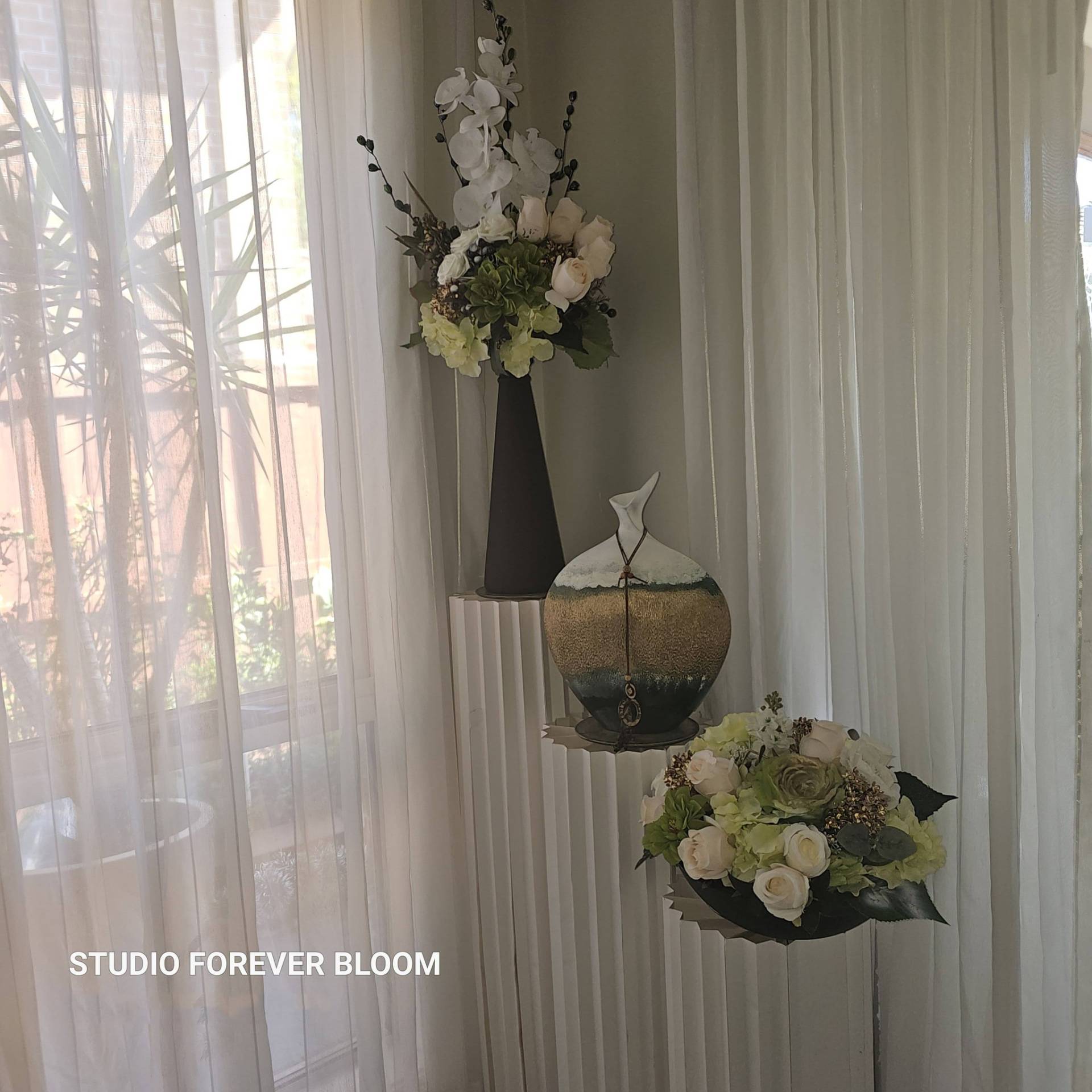 Luxury Gold Arch & Fluted Plinth Floral Set featuring handmade peach lilies, ivory silk roses, and white ribbed pedestals by Studio Forever Bloom.