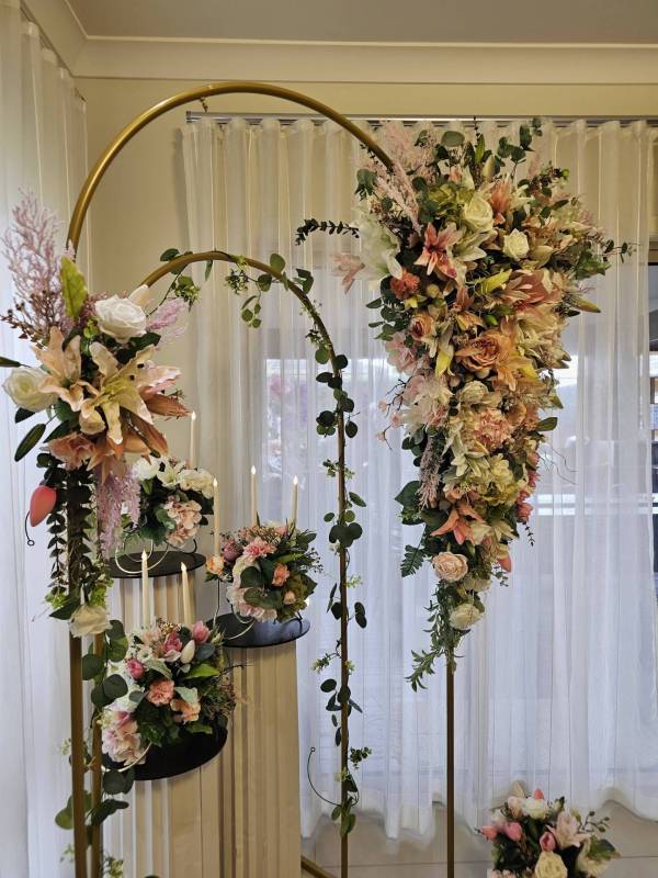 Luxury Gold Arch & Fluted Candle Floral Set